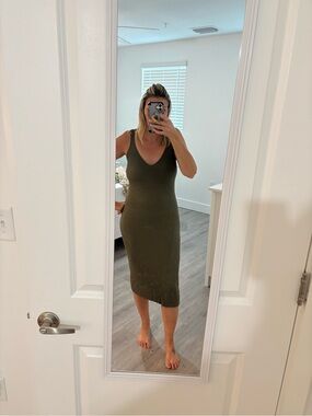 Mod Ref Olive Ribbed V-Neck Sleeveless Midi Dress